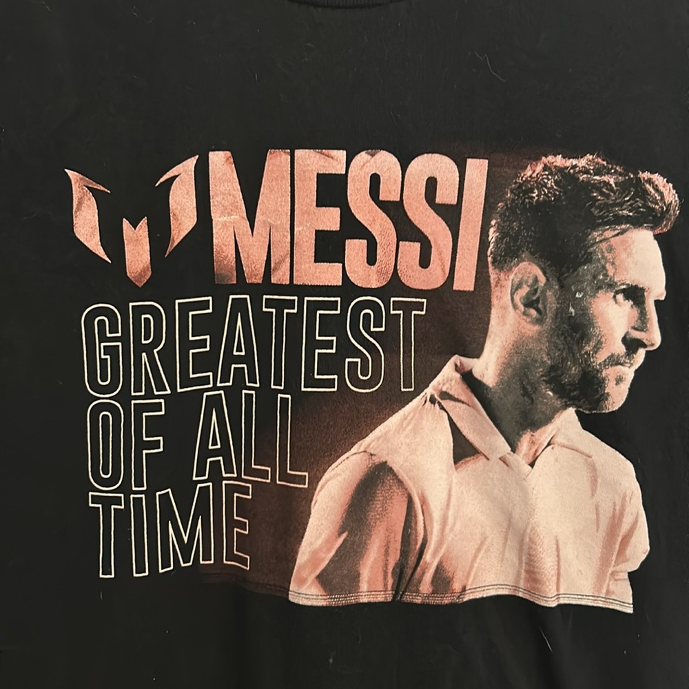 Lionel Messi Greatest of All Time.”The GOAT”. Black and Pink Soccer T-Shirt Sz M - Picture 2 of 5